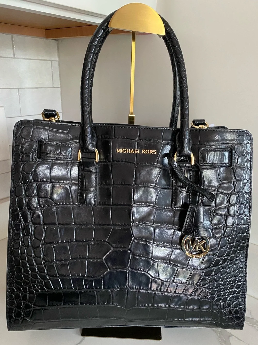 🆕 MICHAEL KORS Large Dillon Tote Croc Embossed Leather Bag Black/Gold - Picture 2 of 16